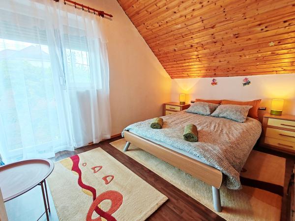 Juhar Apartmanház (Siófok) 6+2 fős rusztikus stílusú első apartman
